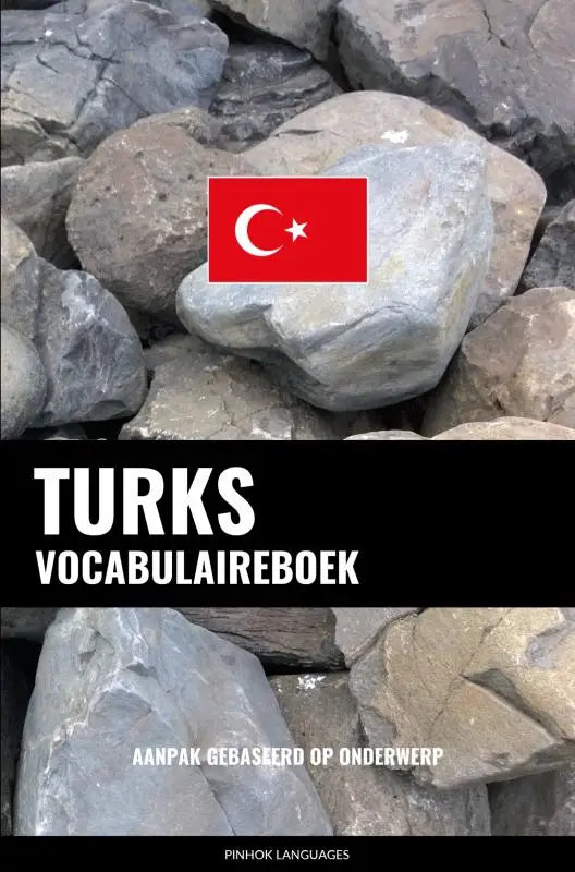 Het turks vocabulaireboek aanpak gebaseerd toont een rode vlag met wit maan en ster op grijze rotsen