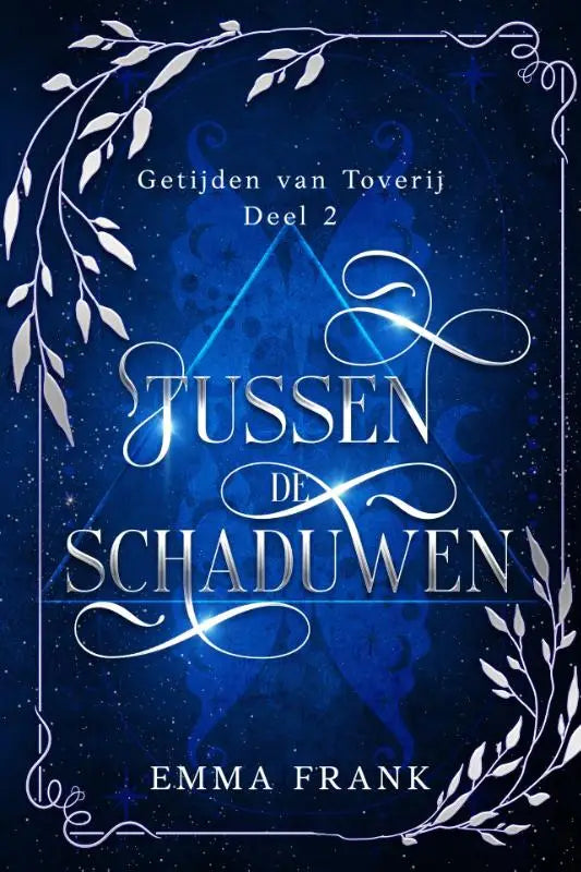 De boekcover van tussen de schaduwen door emma frank toont zilveren titel op diepblauwe sterrenhemel met witte bladeren