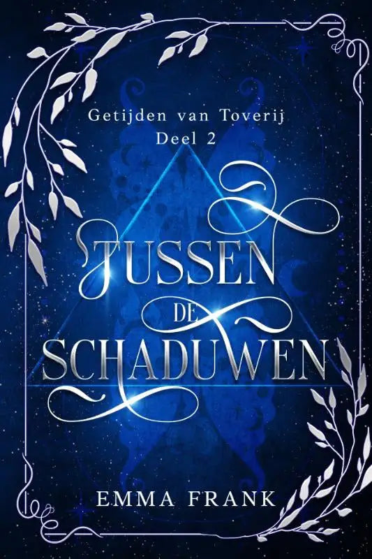 The boekcover van tussen de schaduwen van emma frank toont zilveren titel op diepblauwe sterrenhemel met witte bladeren