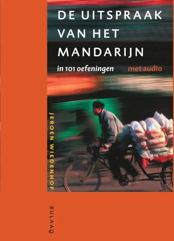 Oranje boekomslag uitspraak van het mandarijn door jeroen wiedenhof met wazige foto van man op fiets geladen met zakken