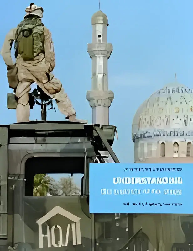 Een soldaat in camouflage poseert op een militaire voertuig bij een moskee om understanding the politics te illustreren