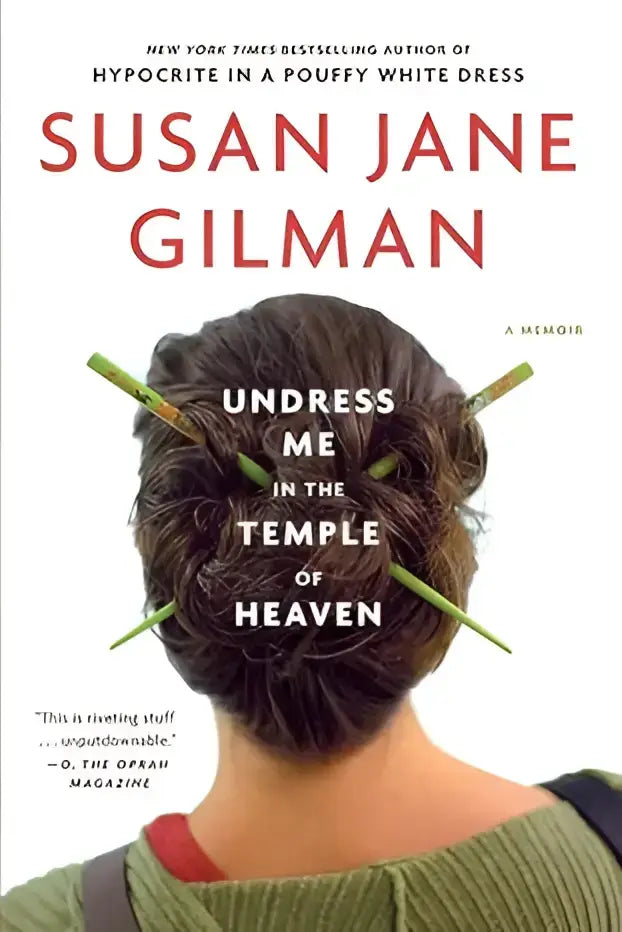 De achterzijde van het boek undress me in the temple of heaven toont een donkerbruine strakke knot met groene houten knijpers in x-vorm