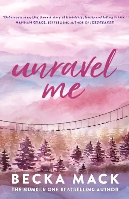 De boekomslag van unravel me toont de titel in roze script op een aquarelachtergrond met dennen en een hangbrug, maar when she doesn t