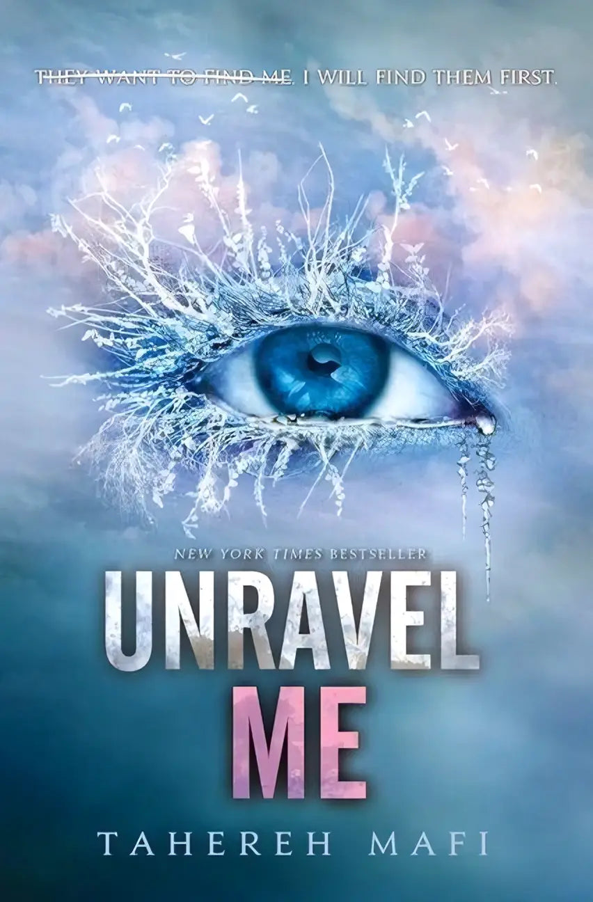 Een opvallende blauwe oog met ijzige takken in de iris en een traan daaronder in unravel me van tahereh mafi