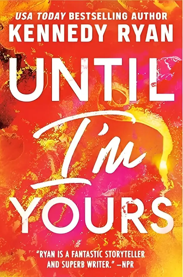 Het boek until im yours deel 4 van de bennett serie heeft een kaft met witte letters op een oranje roze achtergrond