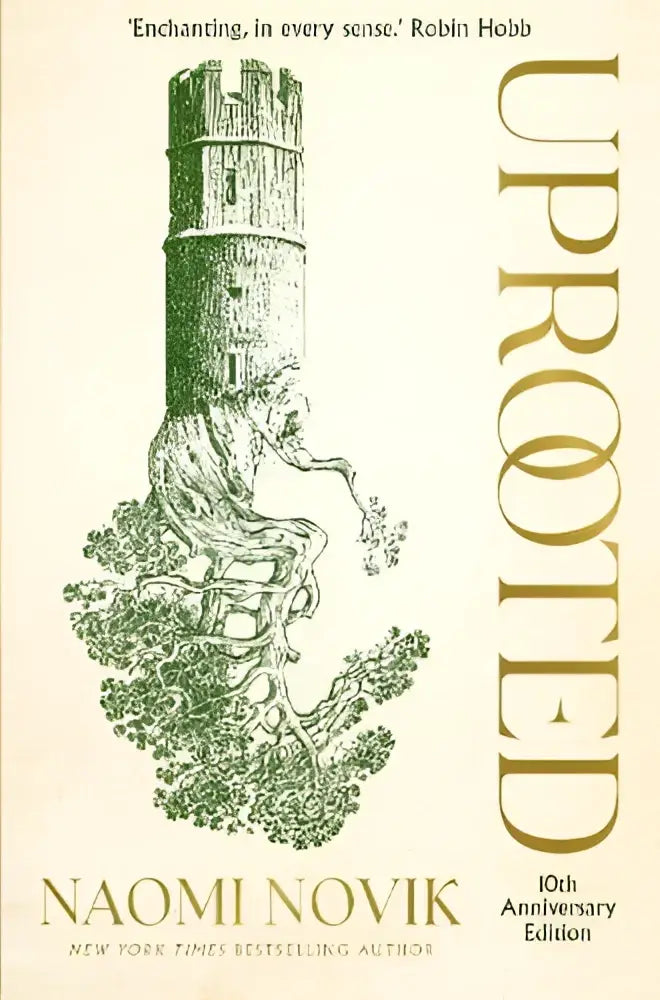 De 10th anniversary edition van uprooted toont een groene inktillustratie van een toren met wortels en gouden letters