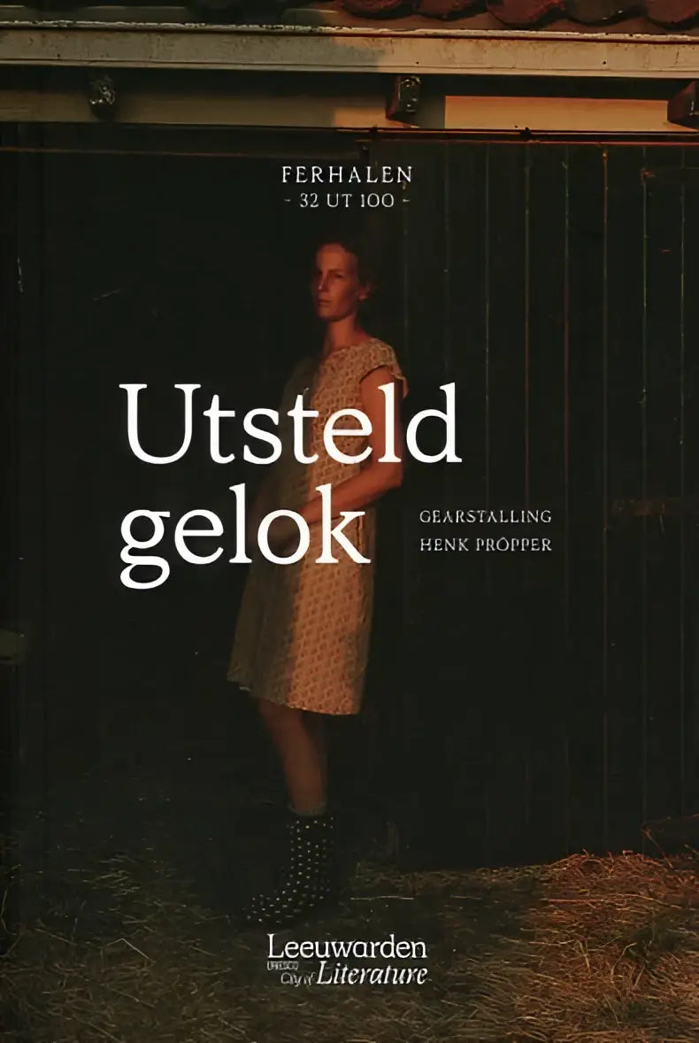 A woman in a patterned light-colored dress stands against a dark wooden backdrop in utsteld gelok product image
