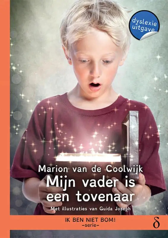 Een maroon t-shirt met subtiel patroon en korte mouwen gedragen door een blonde jongen uit serie Ik ben niet bom