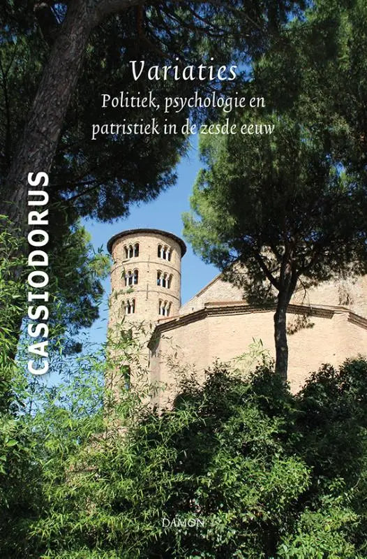 De boekcover van variaties politiek psychologie en patristiek in de zesde eeuw toont een stenen toren met groene bomen en blauwe lucht