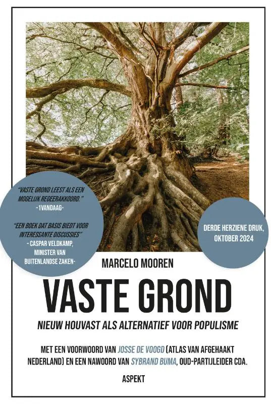 De boekcover van vaste grond toont een grote oude boom met gegroeide bast en wortels tegen groene bladeren