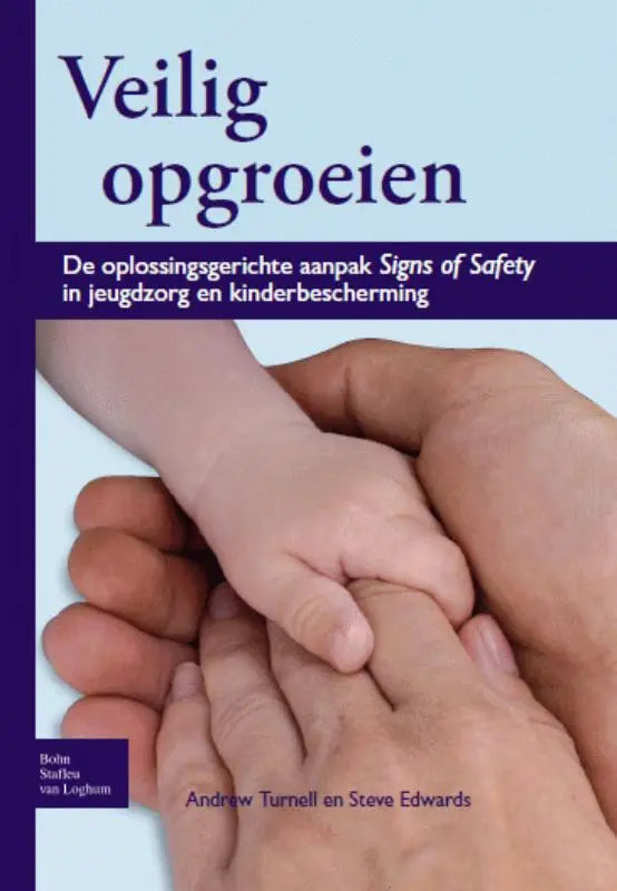 De boekcover van veilig opgroeien toont paarse letters op lichtblauwe achtergrond met volwassen handen die kind vasthouden