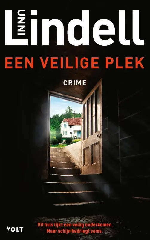 Donkere houten deur met verticale panelen deels geopend naar een veilige plek buiten bij een wit huis