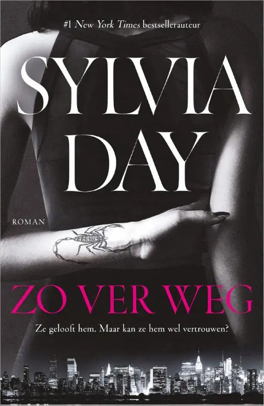 Zwartwit boekcover van zo ver weg door sylvia day met vrouwenarm en schorpioen tatoeage voor liefdesroman