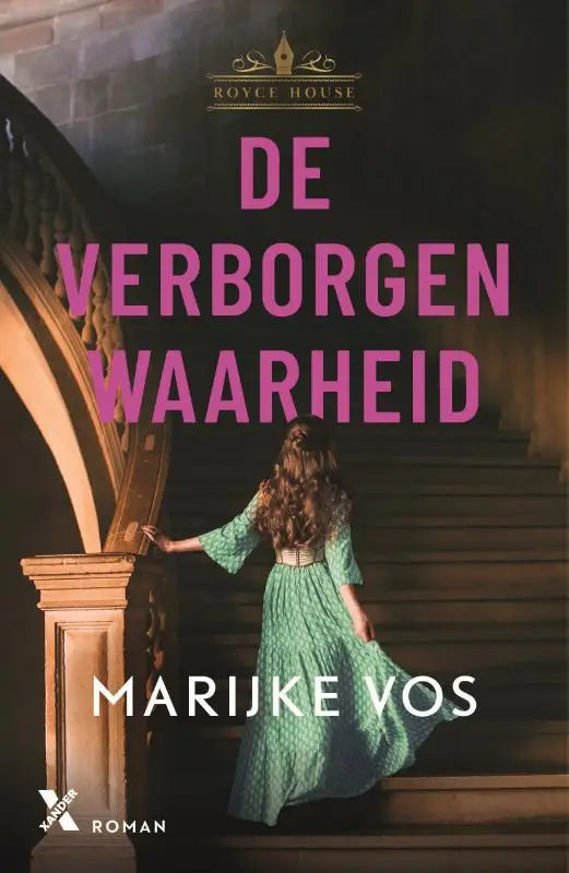 Vrouw in teal jurk met lange mouwen en smalle taille loopt trap op, achterkant zichtbaar in verborgen waarheid
