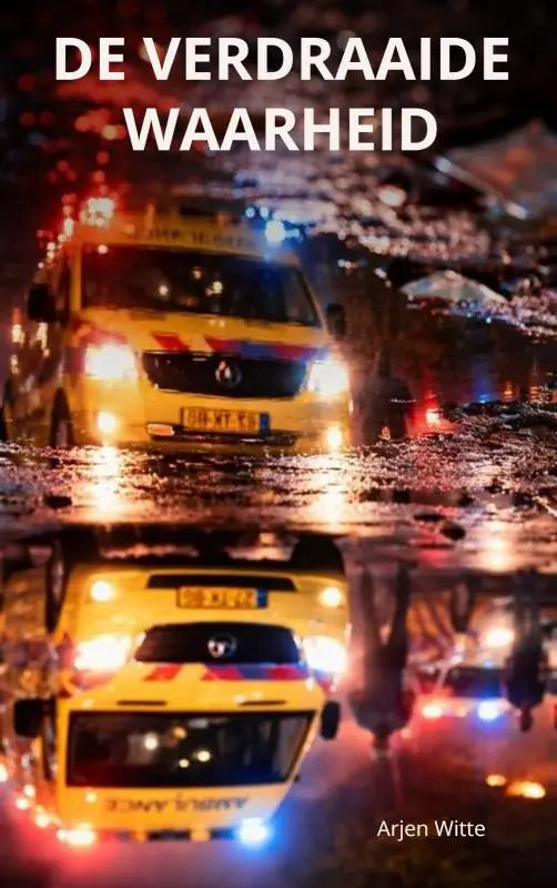 Gele Nederlandse ambulance met rood en blauw zwaailicht reflecterend op nat wegdek voor de verdraaide waarheid