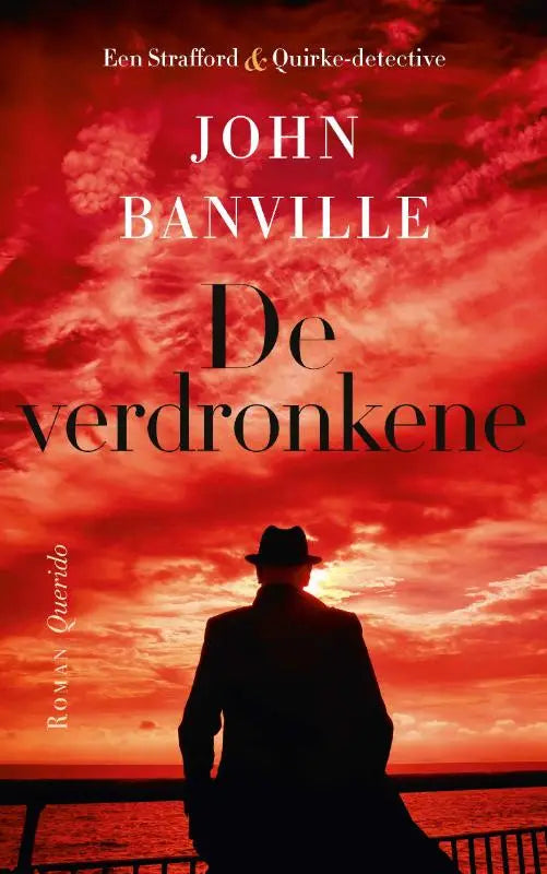 Silhouet van een man in donkere fedora en jas tegen vurige rode lucht op de cover van de verdronkene van john banville