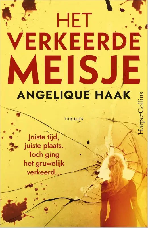 Gele boekcover van het boek Het verkeerde meisje met rode tekst, donkere vlekken en een vrouwensilhouet tegen gebarsten glas bij juiste tijd juiste plaats gruwelijk verkeerd