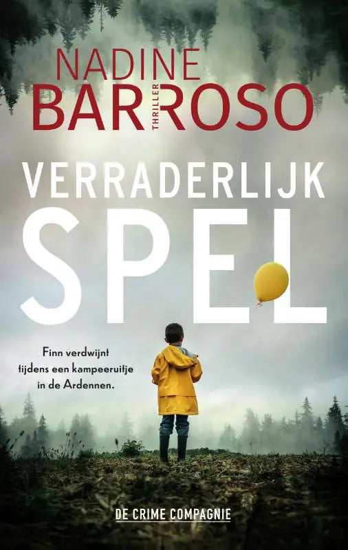 Een gele regenjas gedragen door een kind in een mistig bos met de boektitel Verraderlijk spel van Nadine Barroso