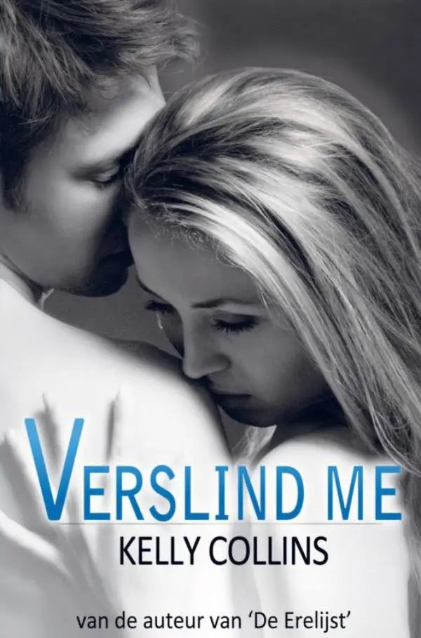 Zwart-witte boekcover van verslind me door kelly collins met intieme pose van man en vrouw