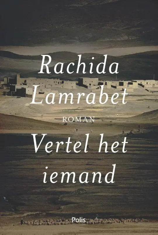 De boekcover van vertel het iemand toont een sepiafoto van een oud dorp in droge heuvels onder een donkere lucht met rachida lamrabet pelckmans uitgevers hedendaagse fictie
