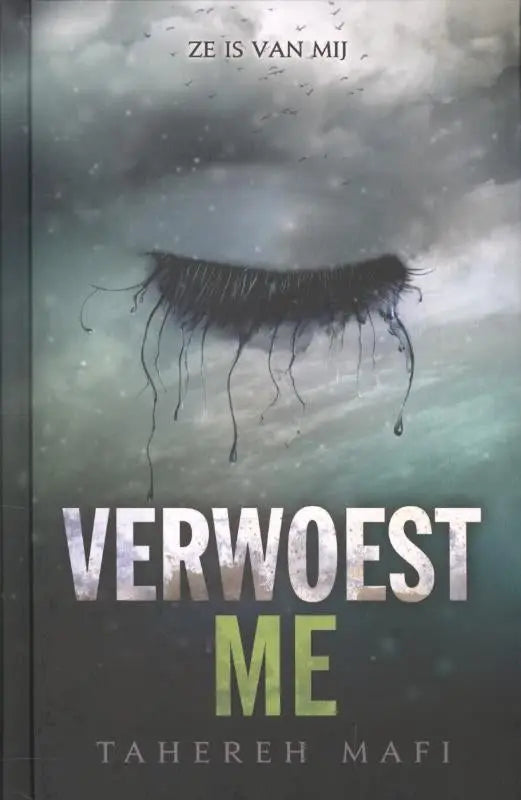 De boekcover van Verwoest me toont een donkere, getextureerde oog met lange druipende wimpers tegen een grijsblauwe hemel