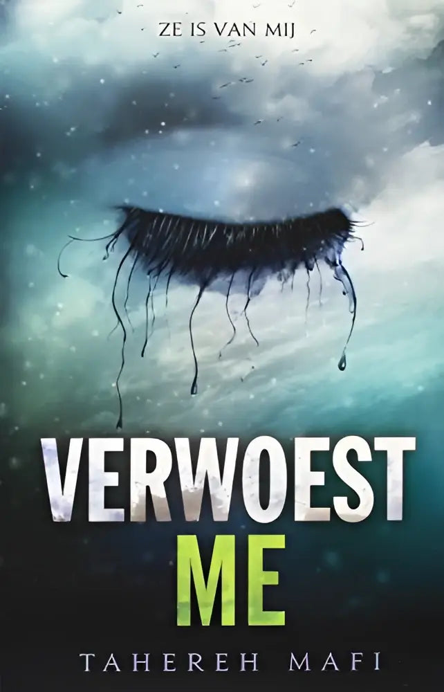 Boekcover van verwoest me versplinter me door tahereh mafi met een donker oog tegen een stormachtige teal en grijze lucht