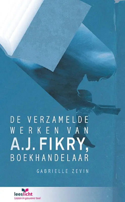 Blauwe boekomslag met gestileerde silhouet van persoon die een open boek vasthoudt en titel de verzamelde werken van a.j. fikry