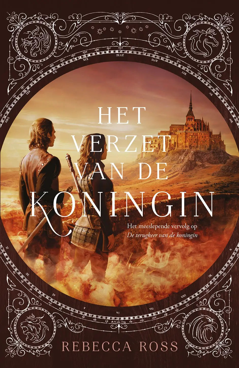 Het boekcover van het verzet van de koningin door rebecca ross toont een middeleeuws kasteel in brand met twee bewapende figuren