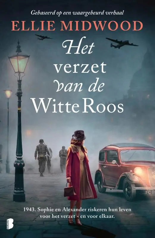 Boekcover van het verzet van de witte roos met een vrouw in een rode jas op een mistige straat met soldaten en vintage auto’s