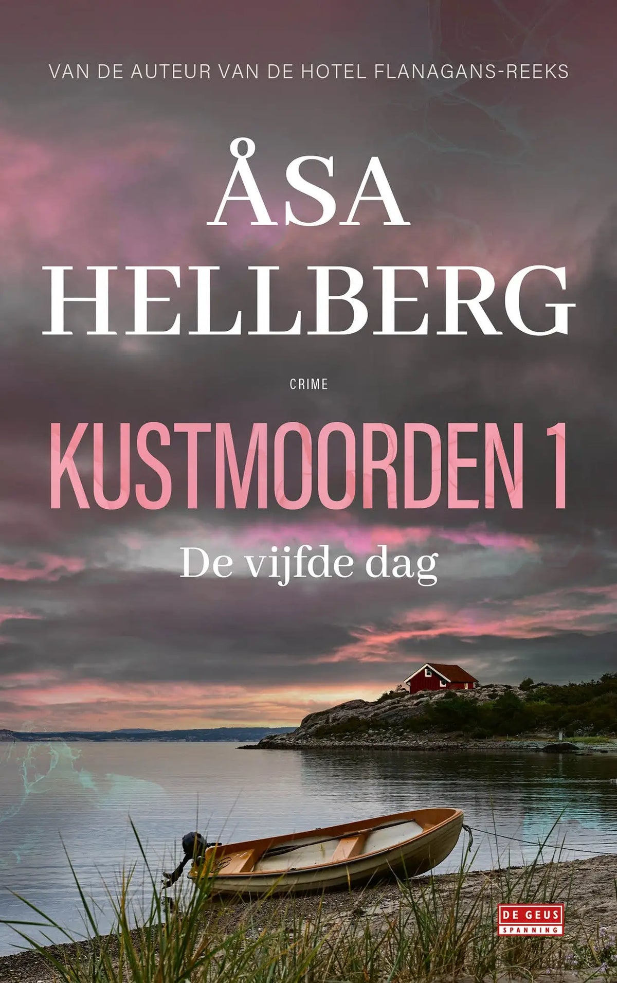 De cover van het spannende boek vijfde dag van asa hellberg toont een rood huis aan een rotsachtige kust met een lege roeiboot