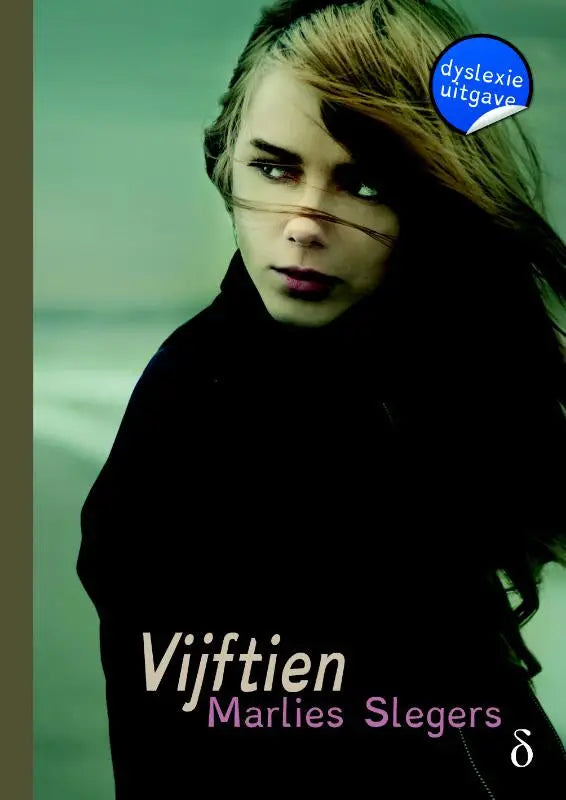 Zwarte vijftien jas gedragen door jonge vrouw met lang golvend bruin haar, voorkant zichtbaar