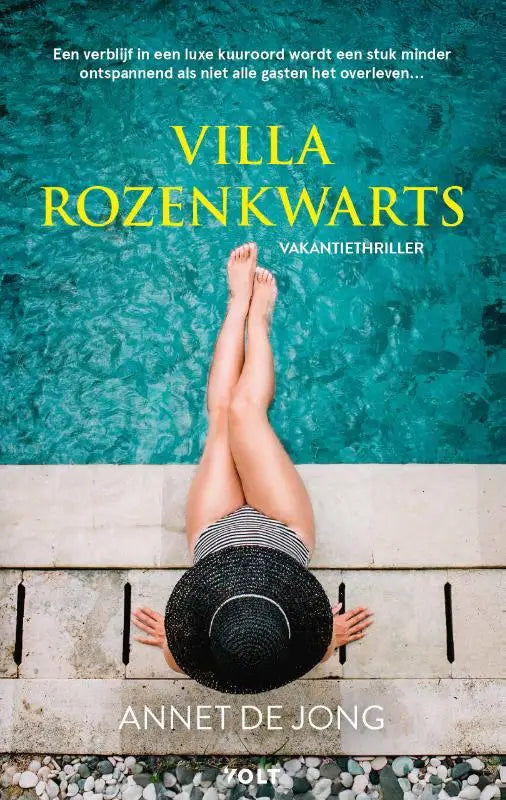 Een zwarte villa rozenkwarts geweven strooien zonhoed met brede rand en bijpassende band rond de kroon