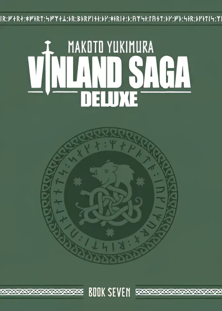 De cover van vinland saga deluxe 7 toont een donkergroene achtergrond met witte tekst en een ingewikkeld draak varken embleem