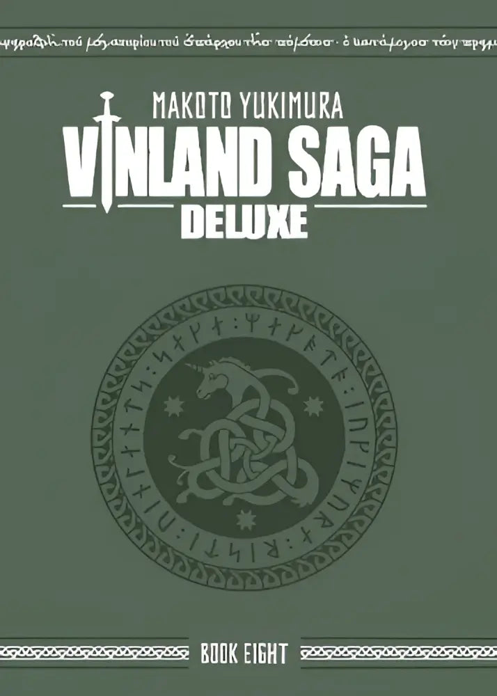 De cover van vinland saga deluxe 8 toont een donker groene achtergrond met witte tekst en een drakenembleem in runen