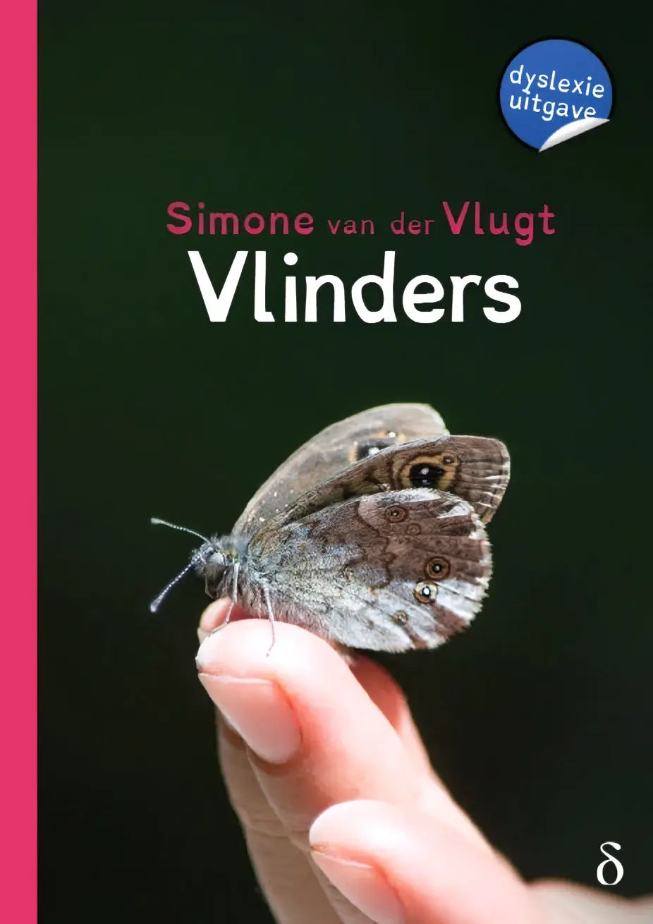 Een delicate bruine vlinder met ingewikkelde oogpatronen rust voorzichtig op een menselijke vinger in vlinders