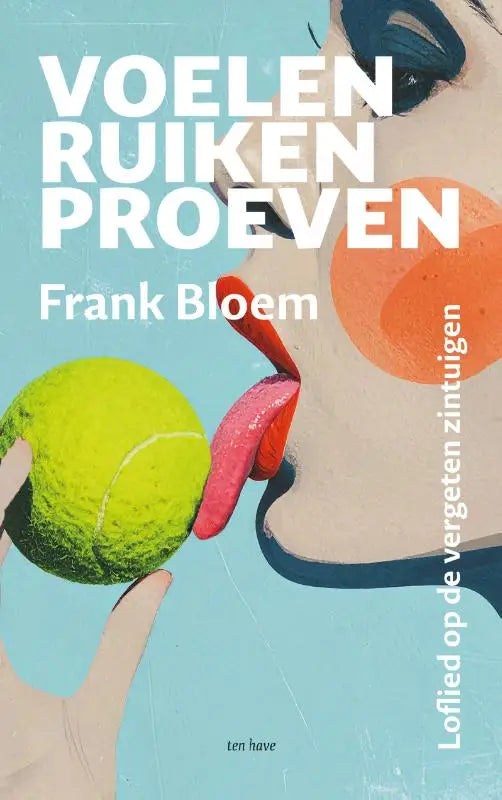 Een levendig groene tennisbal met een textuurrijk oppervlak wordt vastgehouden, illustratief voor de lage zintuigen