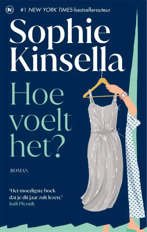 Een zilveren, pailletten spaghetti bandjurk hangend aan een houten hanger bij de nederlandstalige hardcovernovelle hoe voelt het van sophie kinsella