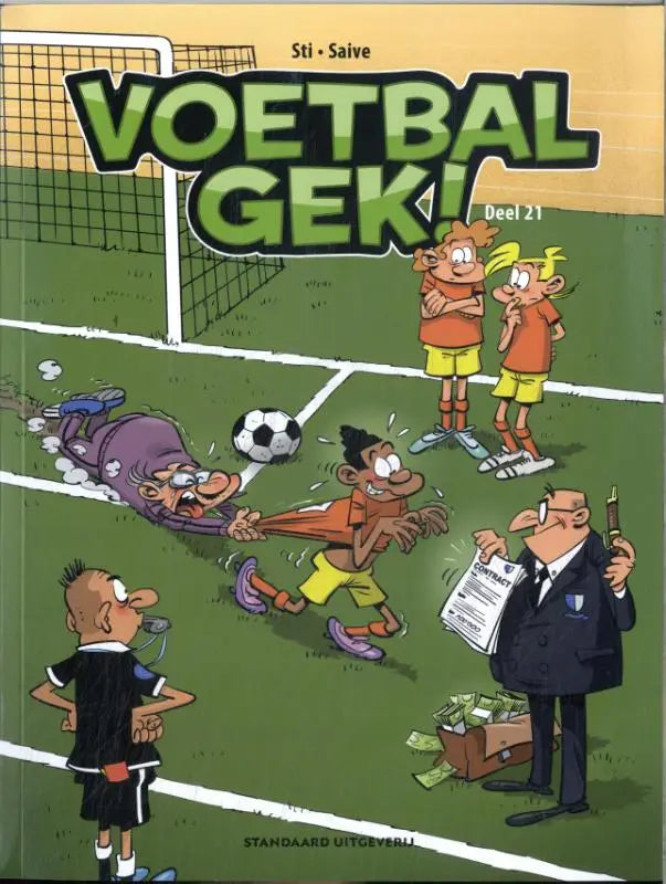 Cover van het stripboek voetbal gek deel 21 door sti-saive met cartoonfiguren op groen voetbalveld strips algemeen