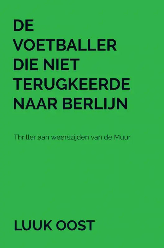 Groen boek met zwarte tekst de voetballer die niet terugkeerde naar berlijn door luuk oost thriller aan de muur
