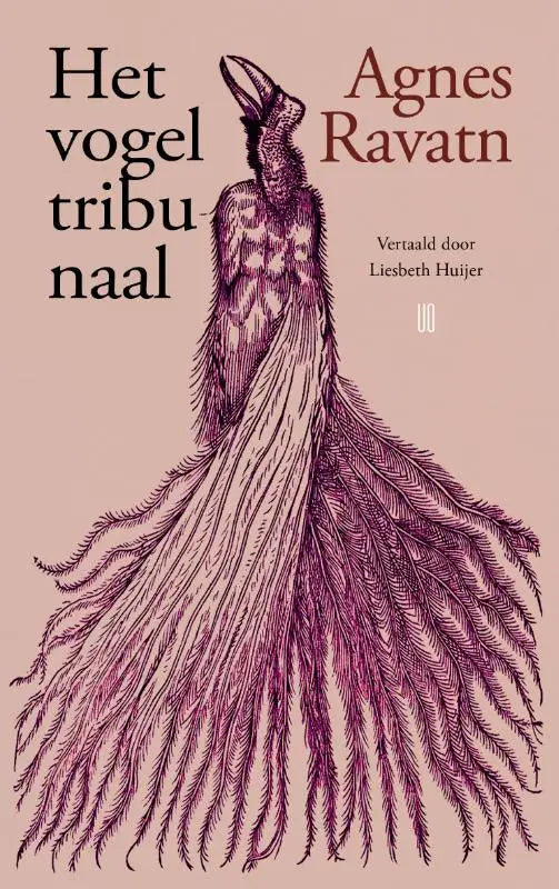 Een gestileerde illustratie van een vogel met lange paarse en roze veren op het boek het vogeltribunaal van agnes ravatn vertaalde literaire roman