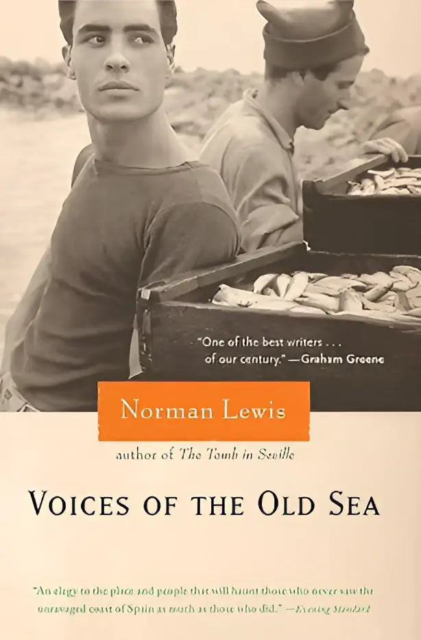 De sepiakleurige omslag van het boek voices of the old sea toont een foto van twee mannen in tijdperk kleding door norman lewis