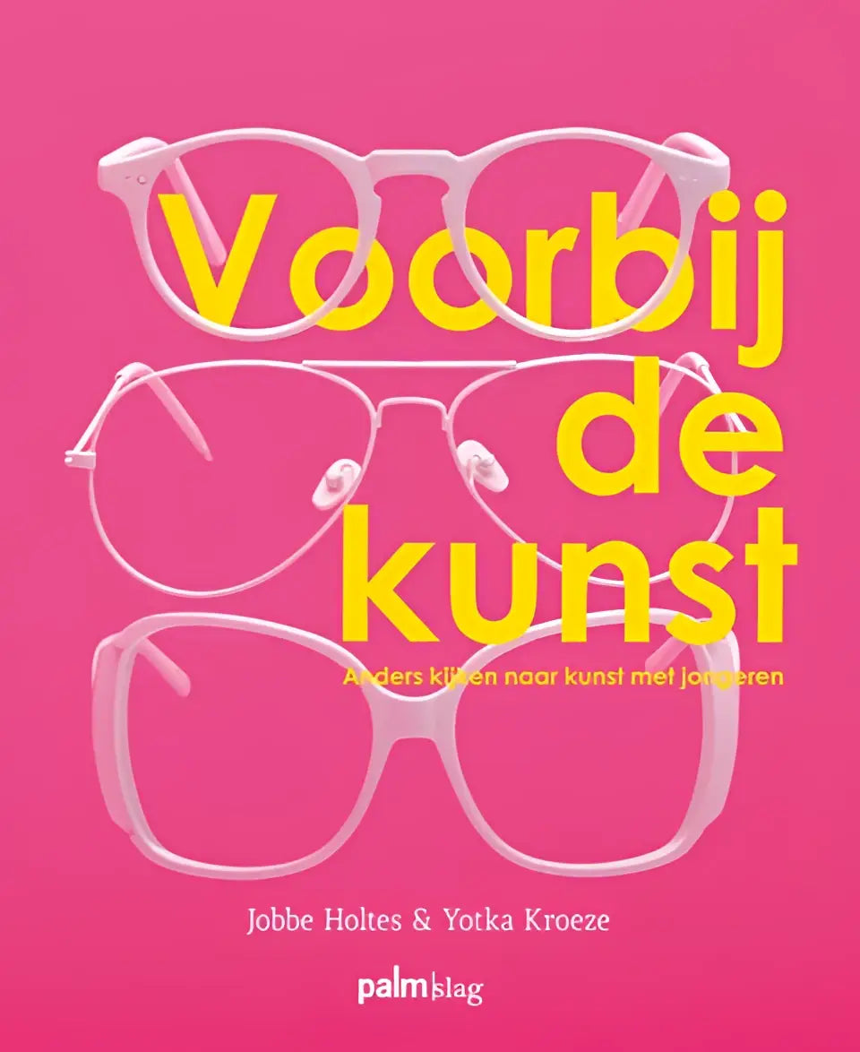 Roze kunststof montuurbril met heldere glazen in gelaagde compositie voor voorbij de kunst anders kijken naar kunst met jongeren