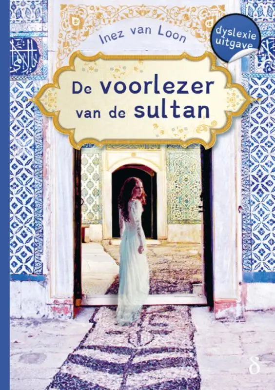 De voorlezer van de sultan boekcover met vrouw in witte jurk onder blauw gouden versierde bogen