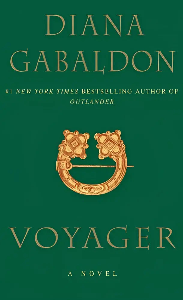 Groen boekcover van voyager een roman van diana gabaldon met gouden letters en een decoratieve gouden broche