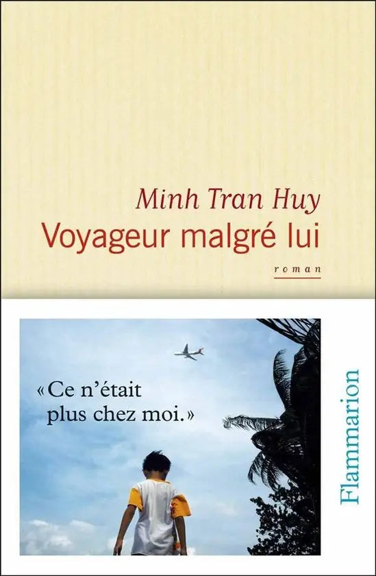 De boekcover van voyageur malgré lui door minh tran huy, uitgegeven door flammarion in de franse editie
