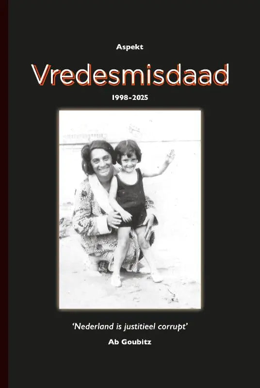 Zwart-wit boekomslag vredesmisdaad 1998-2025 met foto van volwassene en kind op het strand maatschappelijk verhaal