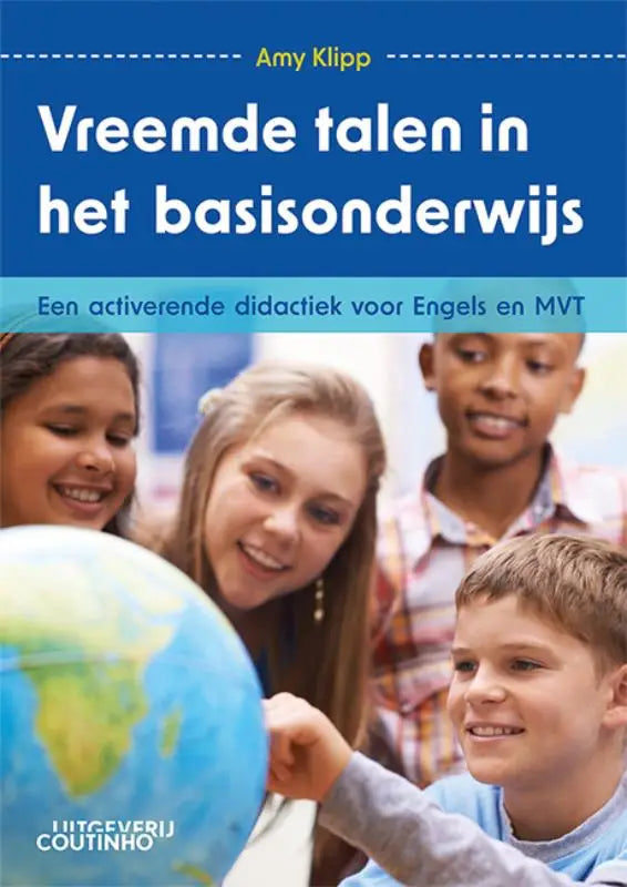 Blauwe globe met groene landmassa’s en blauwe oceanen in kinderhand