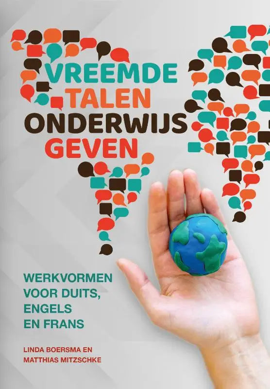 Een hand houdt een kleine blauwe en groene klei wereldbol vast bij vreemdetalenonderwijs geven van linda boersma en matthias mitzschke