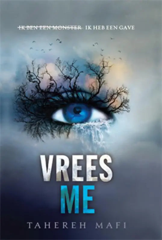 Een opvallende boekcover van vrees me met een levendig blauw oog en donkere takken rond de iris