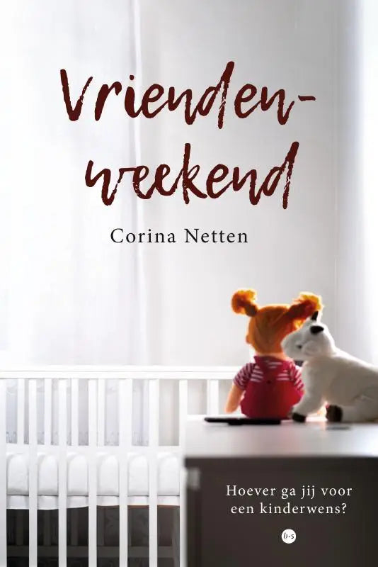 Een pluizige oranje pop met staartjes en rood gestreept shirt naast een witte knuffelbeer in vriendenweekend product